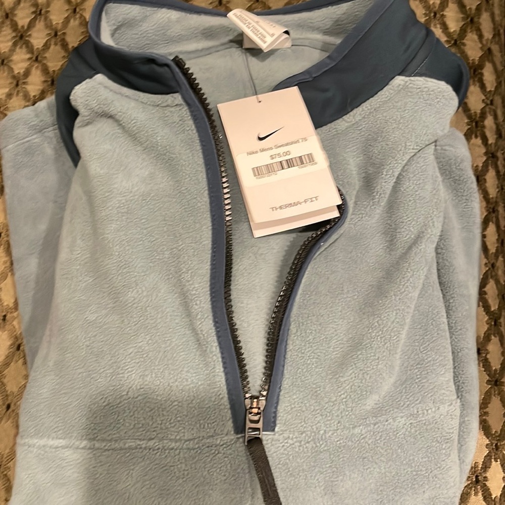 Men’s Nike fleece pullover.  1/4 zip.